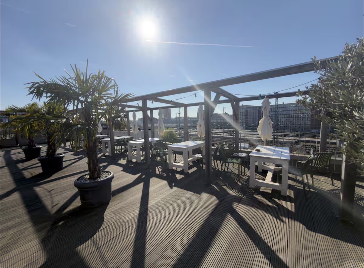 Sonnige Dachterrasse des Printhouse über den Dächern von Münster