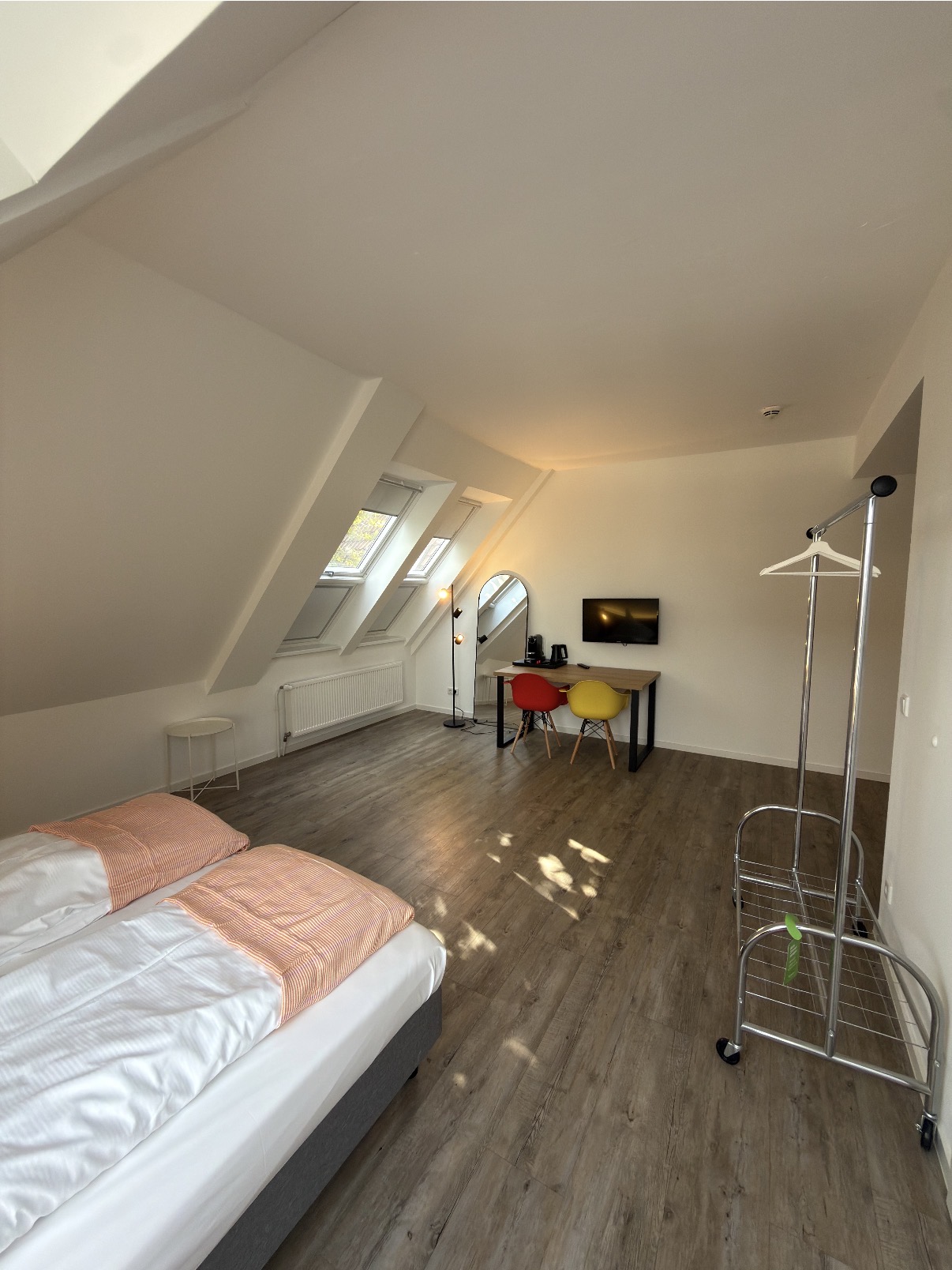 Badezimmer mit Dachfenster, Toilette und grauen Fliesen