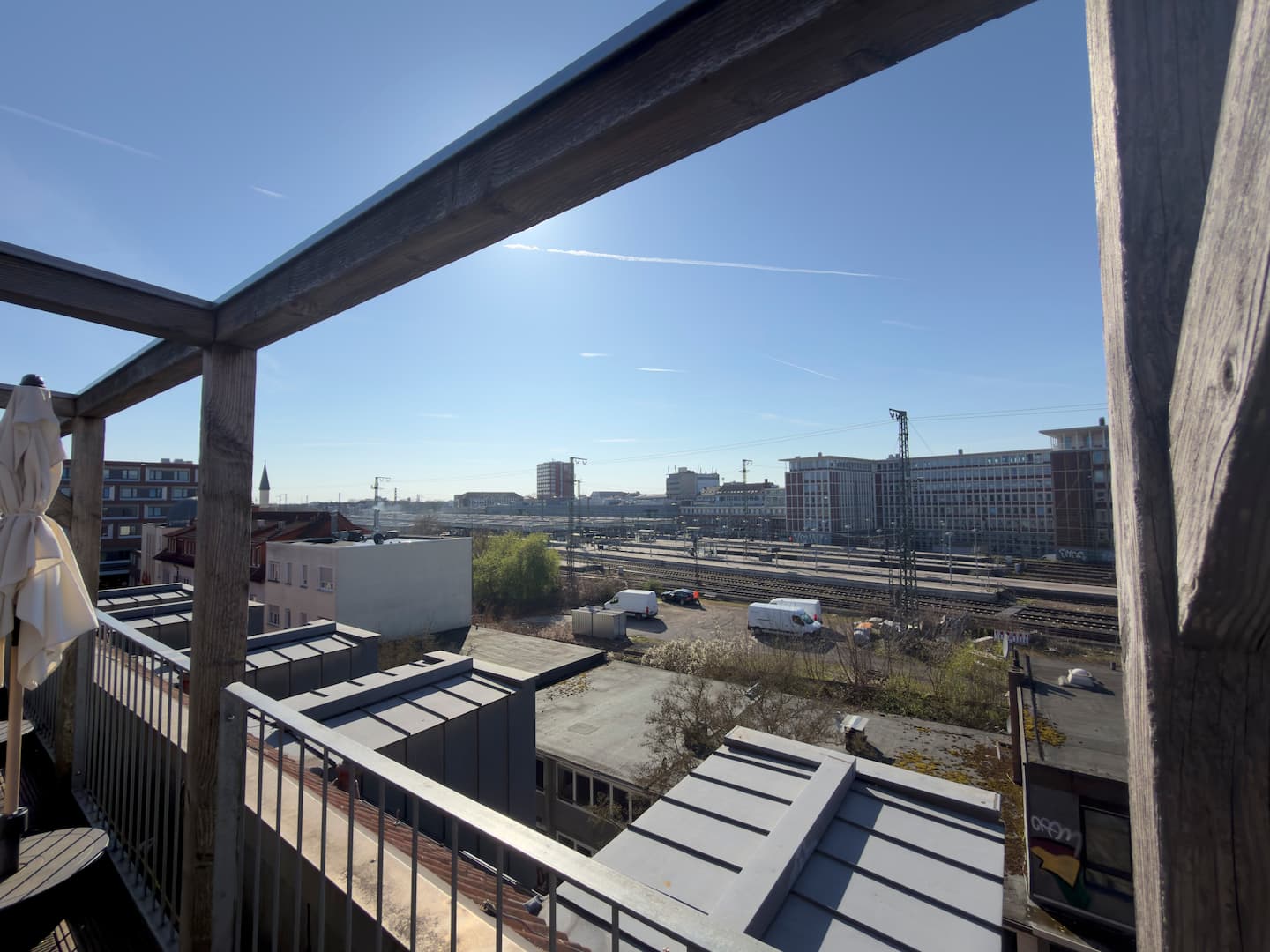 Blick von der Terrasse über Gleise und Dächer