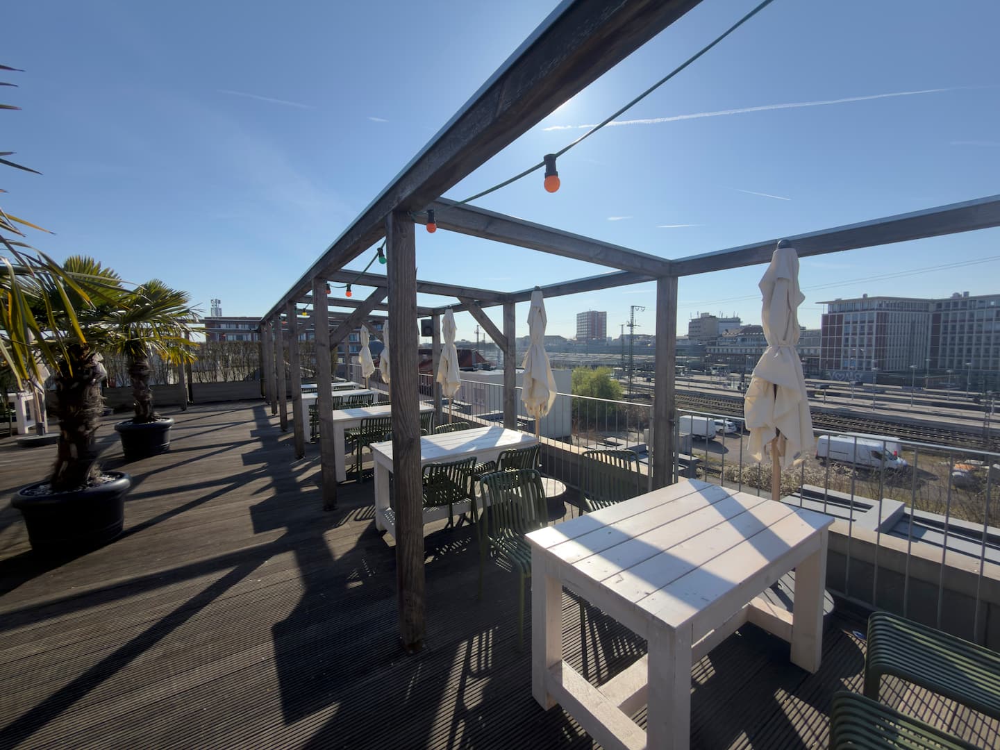 Sitzgruppe auf der Terrasse unter blauem Himmel