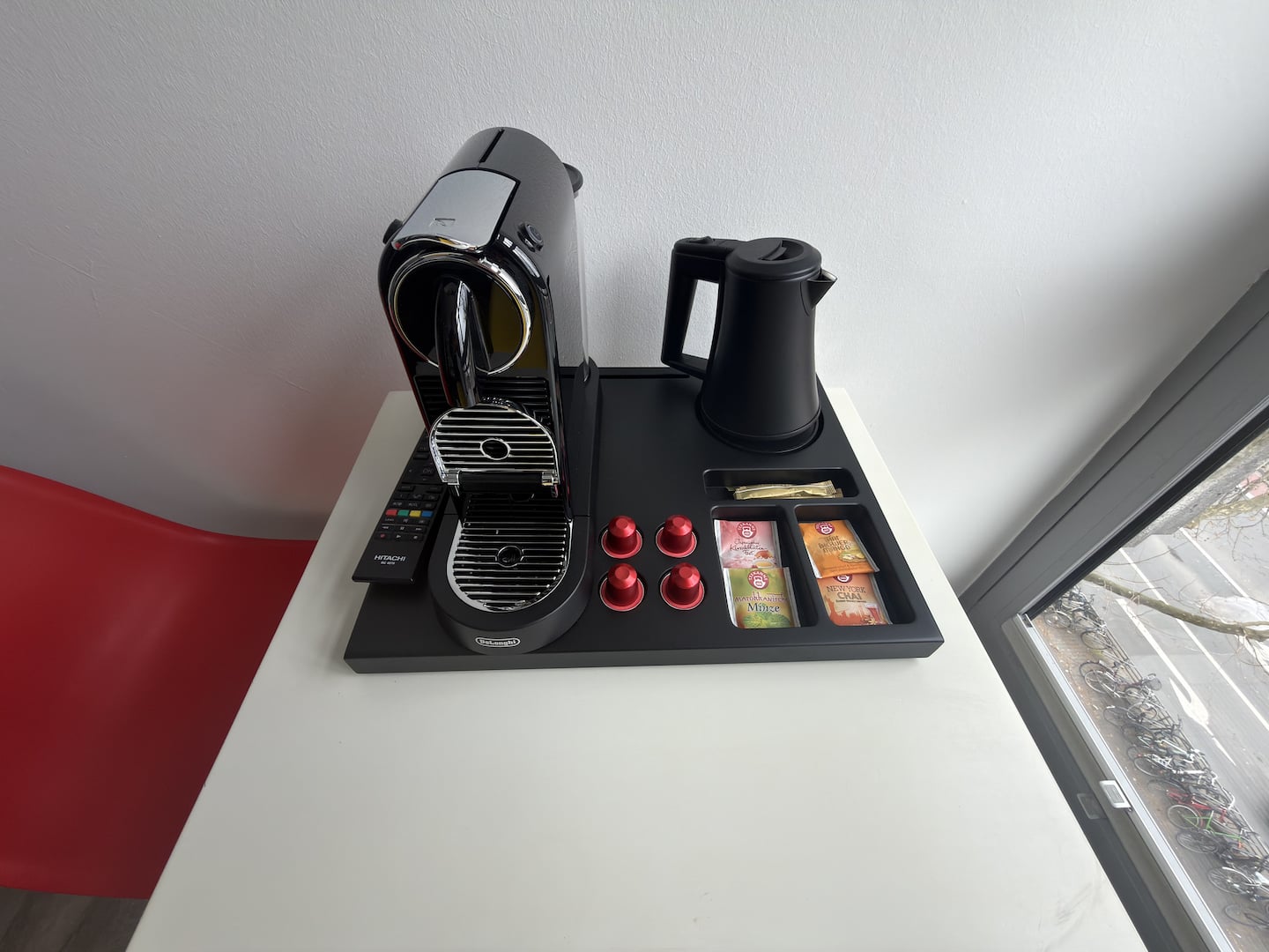 Kaffeemaschine und Wasserkocher auf der Ablage
