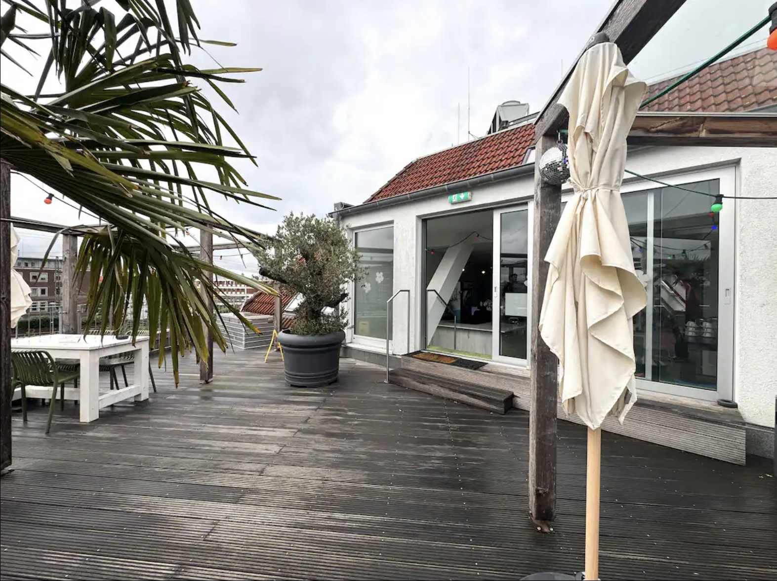 Wohnbereich mit Sofa und großem Fenster über den Dächern